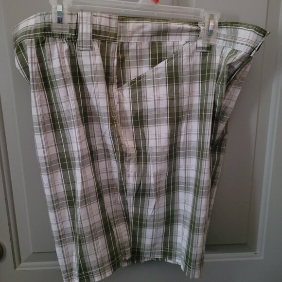 NWT'S Bobbie Brooks ARMY Green & White Plaid Shorts Size 2X - Picture 3 of 3